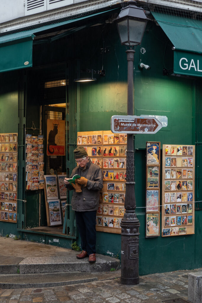 Tienda de postales en el barrio de montmarter