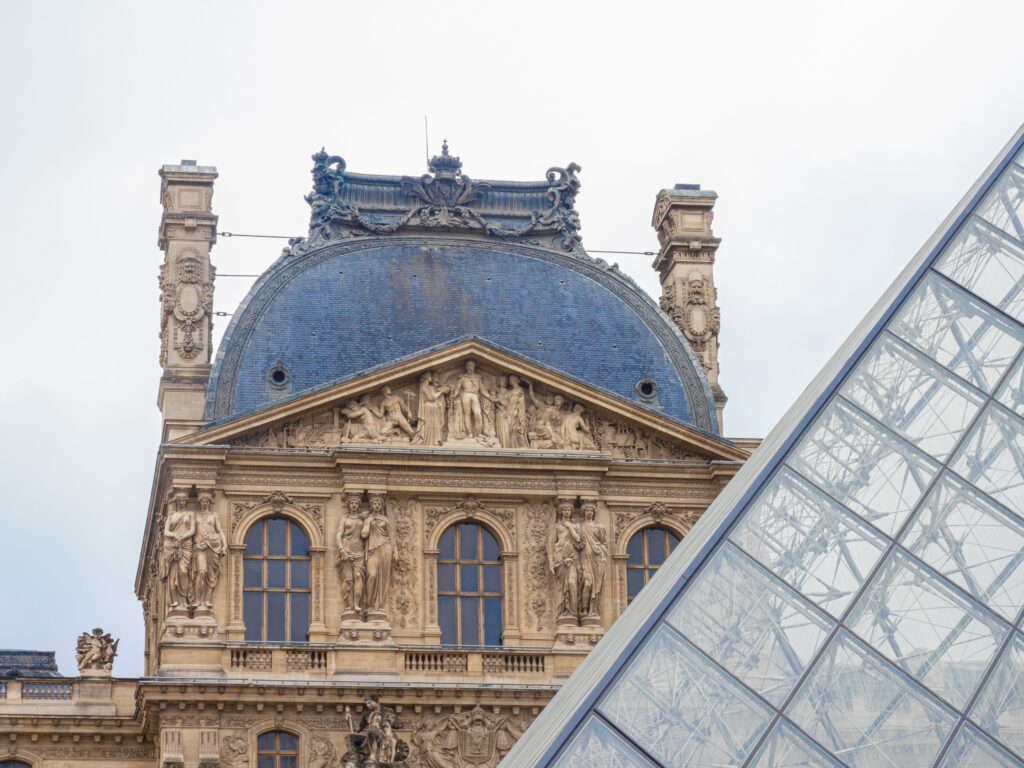 vista diferente del museo del Louvre